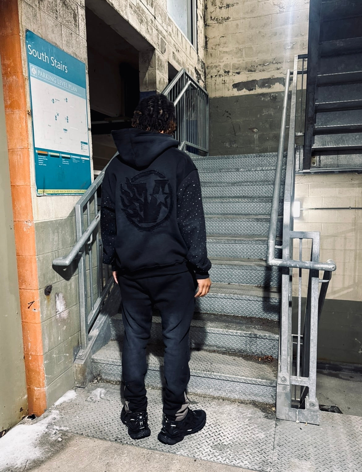 BLACK VNZ ZIP UP