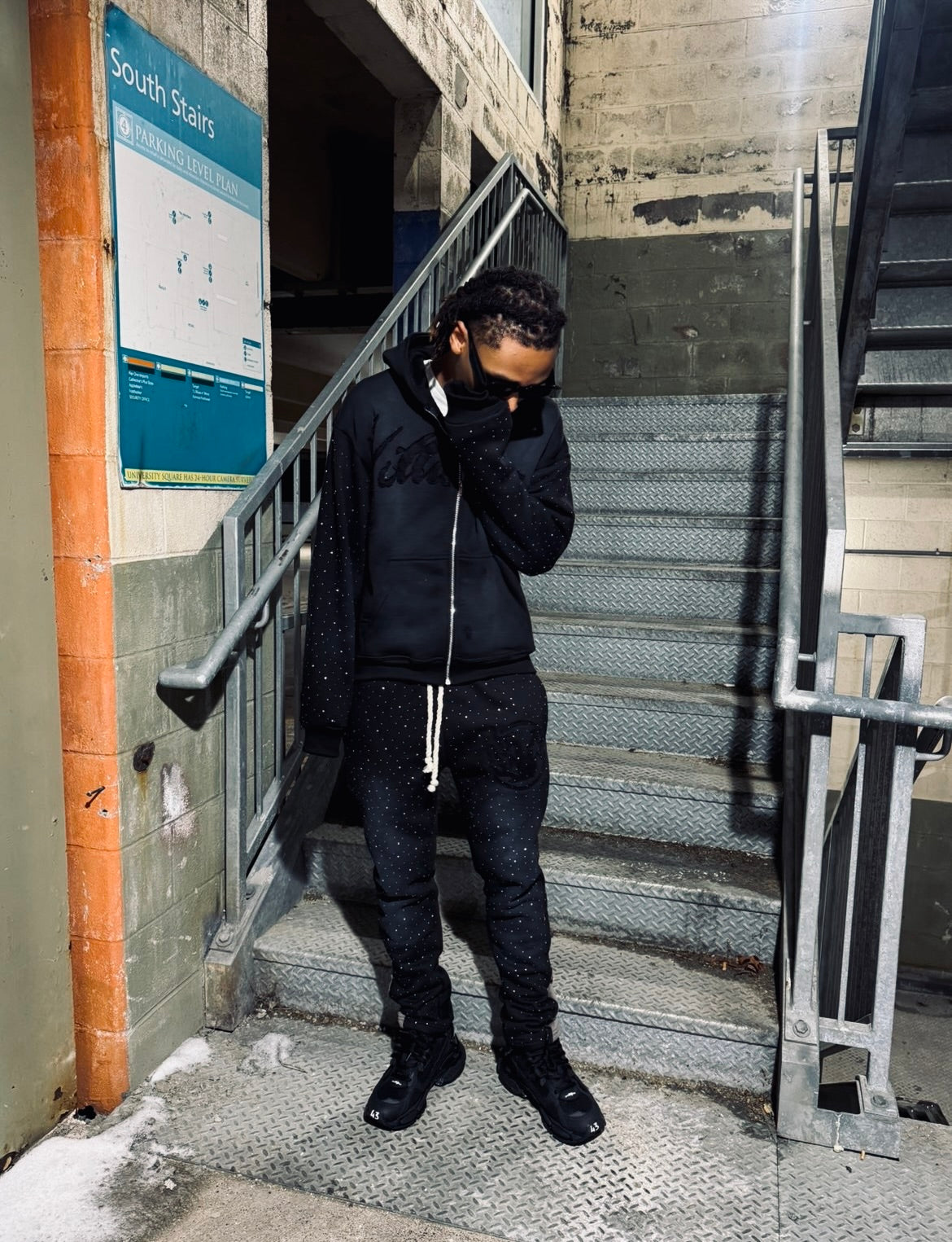 BLACK VNZ ZIP UP